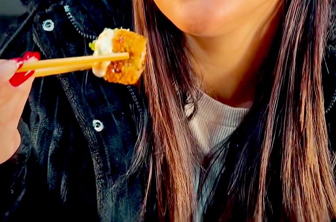 Cliente comendo sushi